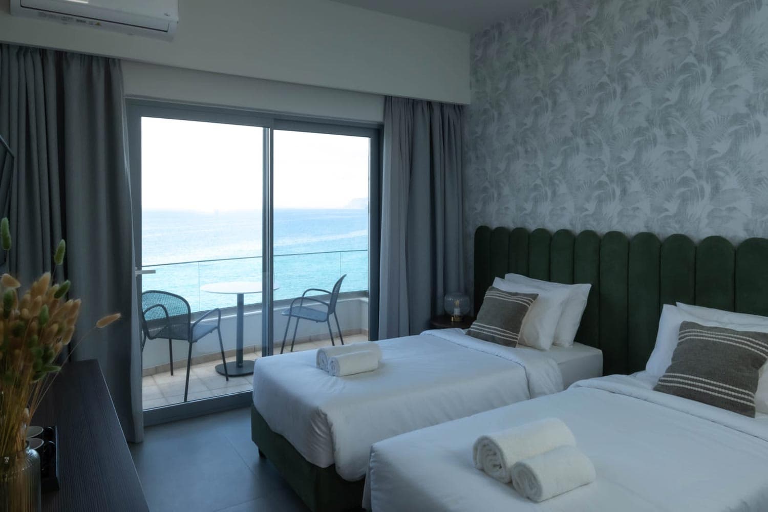 Twin beds room at Mochlos Blue